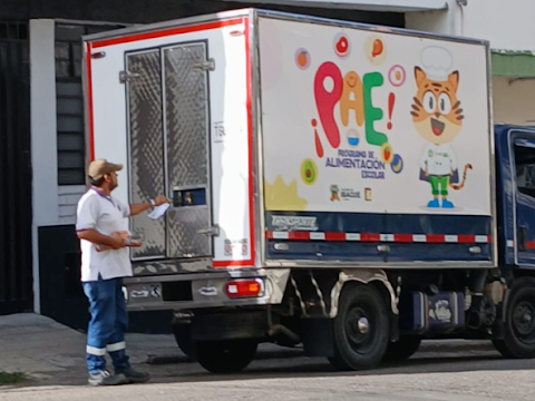 🚨 Denuncian uso indebido de camioneta del PAE en Ibagué para transportar alimentos a tienda privada