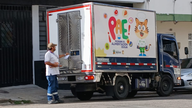 🚨 Denuncian uso indebido de camioneta del PAE en Ibagué para transportar alimentos a tienda privada