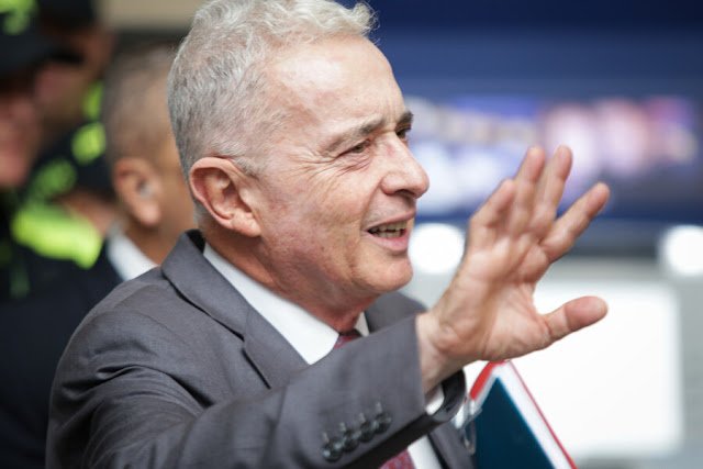 ¡Otra excusa más! Álvaro Uribe y su “larga lista” de maniobras para dilatar su juicio