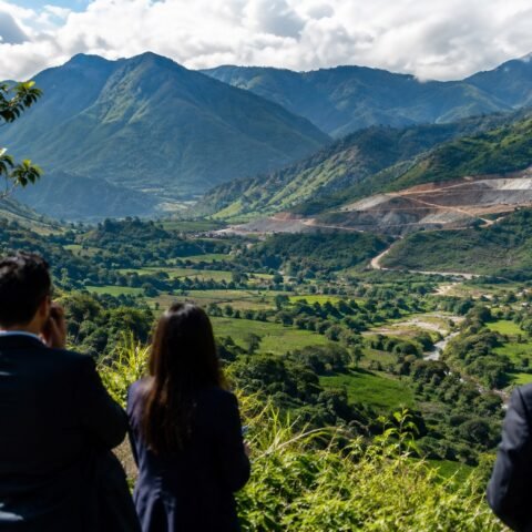 Paisaje montañoso del Tolima con una zona de exploración minera al fondo, ilustración del debate por los minerales críticos y la inversión extranjera